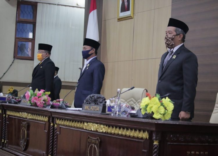 Bupati Muba Dodi Reza Alex bersama Ketua DPRD Muba Sugondo dan Wakil Ketua DPRD Rabik saat menghadiri Rapat Paripurna DPRD Muba, Selasa (21/04). (fornews.co/humas pemkab muba)