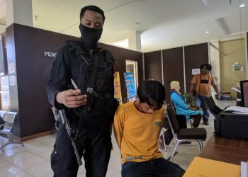 Anggota Tim Hunter Alfa 1 menyerahkan Zulfahmi yang kedapatan membawa sajam saat Tim Hunter Alfa 1 melakukan patroli rutin, Selasa (21/04). (fornews.co/rusli gumay)