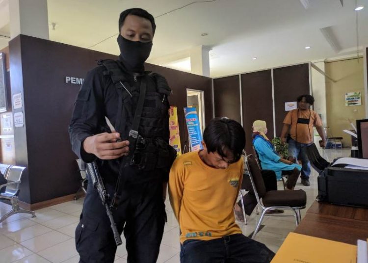 Anggota Tim Hunter Alfa 1 menyerahkan Zulfahmi yang kedapatan membawa sajam saat Tim Hunter Alfa 1 melakukan patroli rutin, Selasa (21/04). (fornews.co/rusli gumay)