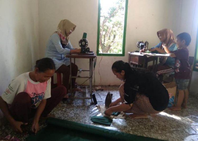 Ibu-ibu di Desa Bumi Agung , Kecamatan Lalan, Kabupaten Muba, bergotong royong membuat masker kain, Rabu (22/04). (fornews.co/ist)