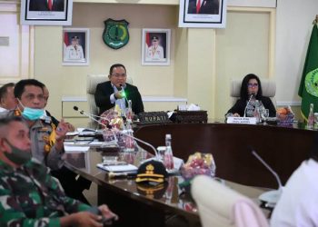Bupati Muba Dodi Reza Alex menjelaskan pola penanganan COVID-19 kepada Ketua DPRD Sumsel RA Anita Noeringhati dan romongan Pansus 1 DPRD Sumsel yang melakukan kunker ke Sekayu, Muba, Rabu (22/04). (fornews.co/humas pemkab muba)