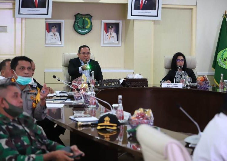 Bupati Muba Dodi Reza Alex menjelaskan pola penanganan COVID-19 kepada Ketua DPRD Sumsel RA Anita Noeringhati dan romongan Pansus 1 DPRD Sumsel yang melakukan kunker ke Sekayu, Muba, Rabu (22/04). (fornews.co/humas pemkab muba)