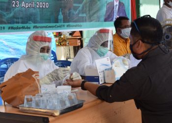 Seorang anggota LSM menjalani rapid test COVID-19 yang difasilitasi Bupati Muba Dodi reza Alex bagi wartawan, ormas dan LSM di wilayah Muba yang dilaksanakan di Gedung Lumpur Gambut, Kamis (23/04). (fornews.co/humas pemkab muba)