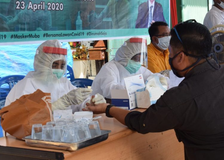 Seorang anggota LSM menjalani rapid test COVID-19 yang difasilitasi Bupati Muba Dodi reza Alex bagi wartawan, ormas dan LSM di wilayah Muba yang dilaksanakan di Gedung Lumpur Gambut, Kamis (23/04). (fornews.co/humas pemkab muba)