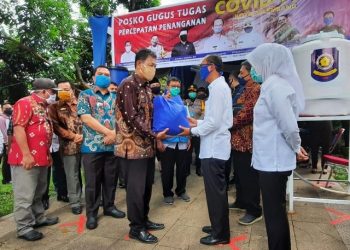 Walikota Palembang, Harnojoyo saat menyerahkan bantuan sembako secara simbolis kepada camat, Kamis (23/04). (fornews.co / Rulsy Gumay)