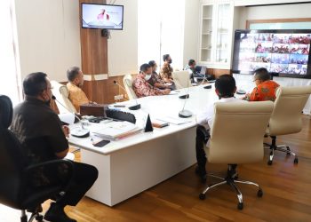 Bupati Muba Dodi Reza Alex saat melakukan rapat koordinasi melalui video conference dengan camat dan kepala desa di Muba, Jumat (24/04). (fornews.co/humas pemkab muba)