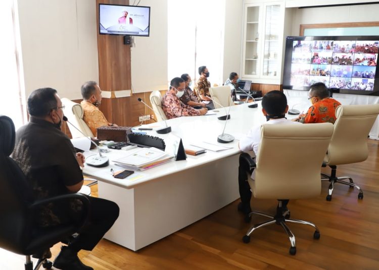 Bupati Muba Dodi Reza Alex saat melakukan rapat koordinasi melalui video conference dengan camat dan kepala desa di Muba, Jumat (24/04). (fornews.co/humas pemkab muba)