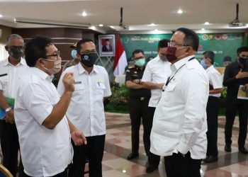 Direktur RSUD Sekayu dr Makson Parulian Purba berdiskusi dengan Bupati Muba Dodi Reza Alex tentang penanganan COVID-19 di Kabupaten Muba, baru-baru ini. (fornews.co/humas pemkab muba)