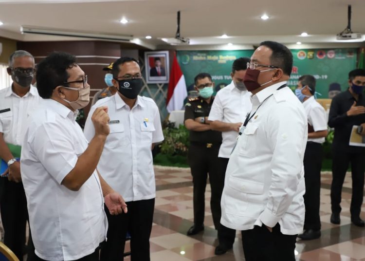 Direktur RSUD Sekayu dr Makson Parulian Purba berdiskusi dengan Bupati Muba Dodi Reza Alex tentang penanganan COVID-19 di Kabupaten Muba, baru-baru ini. (fornews.co/humas pemkab muba)
