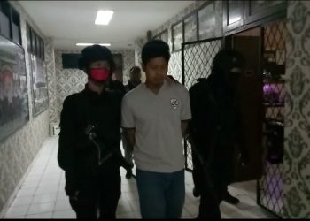 Anggota Tim Hunter Alfa 1 menggelandang seorang pemuda yang kedapatan membawa sabu-sabu dan senjata tajam ke Mapolrestabes Palembang, Minggu (26/04) dinihari. (fornews.co/rusli gumay)