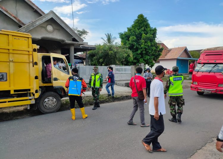 Anggota TNI dari Koramil 402-06/Tanjung Batu saat memeriksa kendaraan yang melintas. (IST)