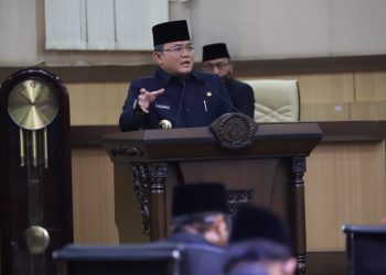 Bupati Muba Dodi Reza Alex menghadiri rapat paripurna dengan agenda Penjelasan Raperda tentang Pertanggungjawaban Pelaksanaan APBD Muba Tahun Anggaran 2019 dan 2 (dua) Raperda Kabupaten Muba tahun 2020, di Ruang Rapat Paripurna DPRD Kabupaten Musi Banyuasin, Senin (27/04). (fornews.co/humas pemkab muba)