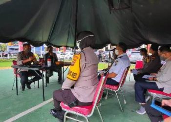 Kapolrestabes Palembang Kombes Pol Anom Setyadji dan Dandim 0418/Palembang Kolonel Arm Widodo Noercahyo memimpin rapat teknis tim Gugus Tugas Percepatan Penanganan COVID-19 di halaman Mapolrestabes Palembang, Senin (27/04). (fornews.co/rusli gumay)