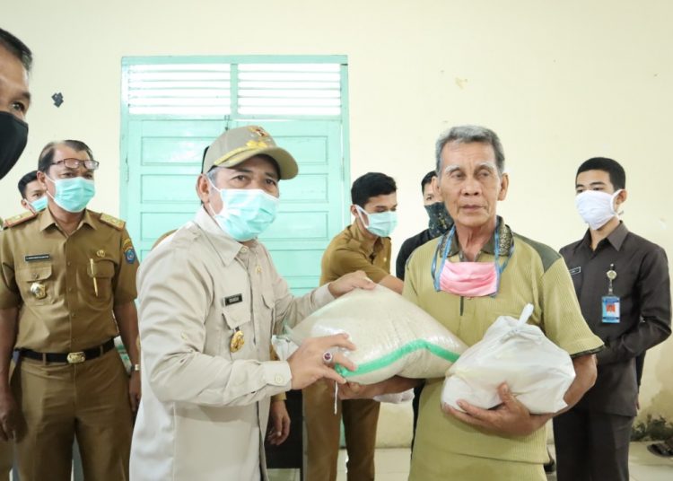 Penyerahan bantuan sembako oleh Pemkab OKI. (IST)