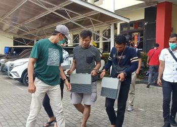 Kawanan pencuri module tower saat digelandang anggota Tekab 134 Polrestabes Palembang, Selasa (28/04). (fornews.co/rusli gumay)