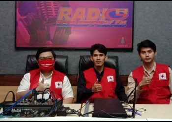 Ketua Bidang Humas dan Publikasi PMI Muba Dicky Meiriando (kiri) bersama para mentor Bimbel On Air usai siaran perdana Bimbel On Air di radio Gema Randik, Selasa (28/04), yang dilaksanakan PMI Kabupaten Muba untuk membantu siswa yang sedang belajar mandiri di rumah. (fornews.co/pmi muba)