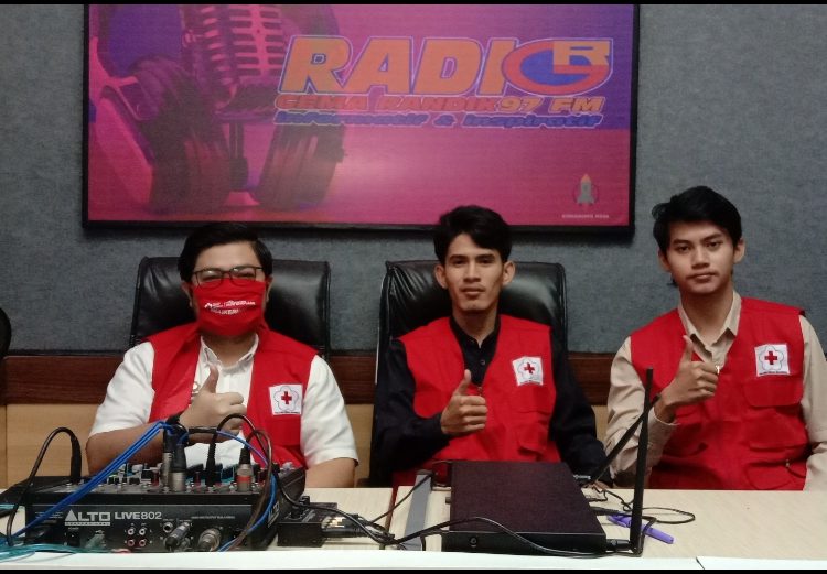 Ketua Bidang Humas dan Publikasi PMI Muba Dicky Meiriando (kiri) bersama para mentor Bimbel On Air usai siaran perdana Bimbel On Air di radio Gema Randik, Selasa (28/04), yang dilaksanakan PMI Kabupaten Muba untuk membantu siswa yang sedang belajar mandiri di rumah. (fornews.co/pmi muba)