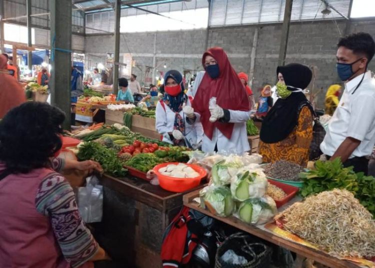 Petugas gabungan dari Gugus Tugas Percepatan Penanganan COVID-19 Kabupaten Muba melakukan sidak produk pangan dan protokol kesehatan pencegahan COVID-19 di Pasar Randik Sekayu, Kamis (30/04). (fornews.co/humas pemkab muba0