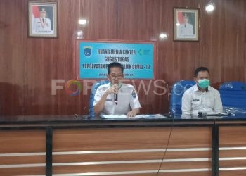 Jubir gugus tugas percepatan penanganan Covid-19 Kabupaten OKI, Iwan Setiawan (pegang mic). (foto : fornews.co / rif)