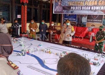 Simulasi pengamanan melalui tactical floor game di Mapolres OKI, Selasa (07/04). (Foto : fornews.co / rif)