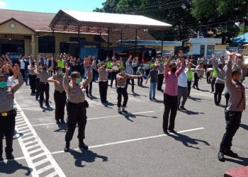Personel Polres OKI saat berjemur di halaman belakanh Mapolres OKI, Selasa (07/04). (Foto : fornews.co / rif)
