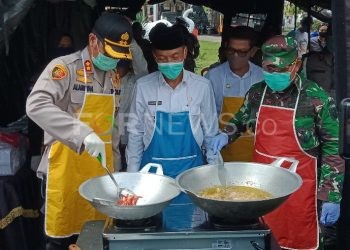 Unsur Forkompinda Kabupaten OKI saat memasak di Dapur Umum Penanggulangan COVID-19 Kabupaten OKI, Rabu (15/04). (Foto : fornews.co / rif)