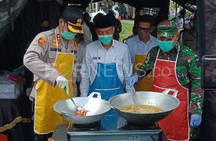 Unsur Forkompinda Kabupaten OKI saat memasak di Dapur Umum Penanggulangan COVID-19 Kabupaten OKI, Rabu (15/04). (Foto : fornews.co / rif)