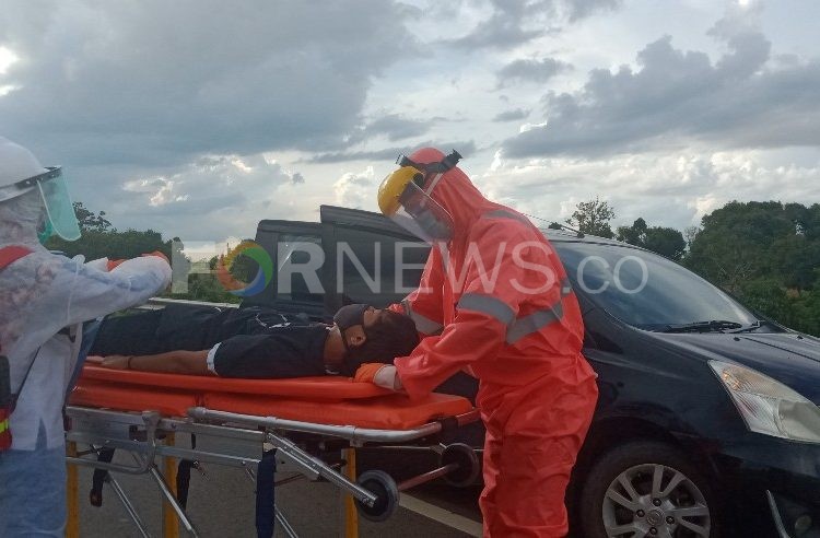 Petugas mengevakuasi pengendara yang terpapar COVID-19 di ruas Tol Kayuagung-Palembang dalam simulasi penanganan emergency COVID-19, Sabtu (25/04) sore. (Foto : fornews.co / rif)