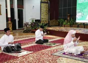 Gubernur Sumsel Herman Deru berdoa bersama usai melakukan salat hajat di Griya Agung Palembang, Rabu (01/04) malam. (humas provinsi sumsel)