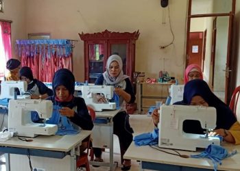 Proses pembuatan masker di BLK Kabupaten OKI. (IST)