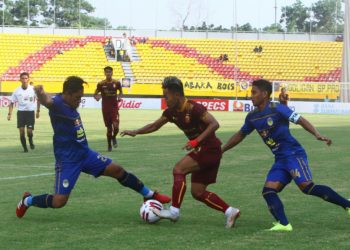 Penyerang Sriwijaya FC Rahel Radiansyah mencoba melewati bek PSIM Yogyakarta Beny Wahyudi saat bertemu di Stadion Gelora Sriwijaya, Palembang, Minggu (15/03). (media officer sriwijaya fc)