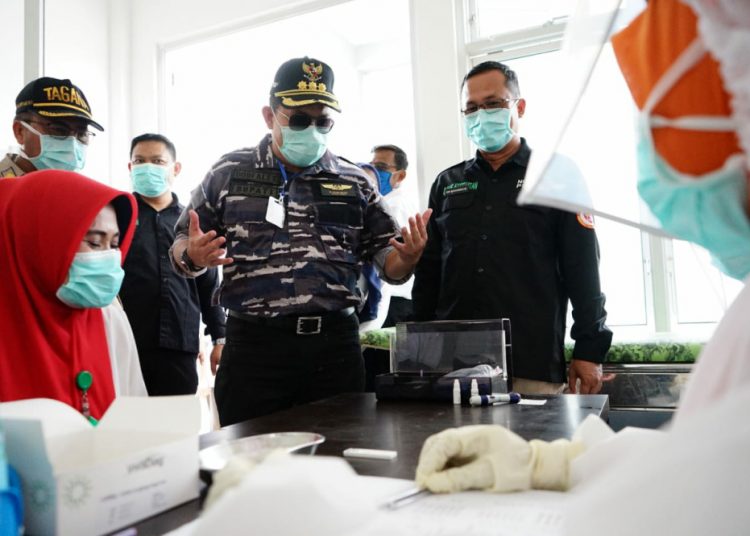 Bupati Muba Dodi Reza Alex saat meninjau kesiapan tenaga medis dalam penanganan Covid-19 di wilayah Kabupaten Muba belum lama ini. (humas pemkab muba)