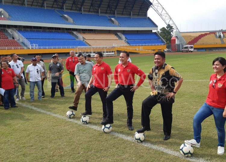 Sekjen PSSI Ratu Tisha saat mendampingi Ketua Umum PSSI Mochamad Iriawan meninjau kesiapan Stadion Gelora Sriwijaya sebagai calon venue Piala Dunia U20, 11 Februari 2020. Ratu Tisha resmi mengundurkan diri dari Sekjen PSSI mulai 13 April 2020. (fornews.co/iwan setiawan)