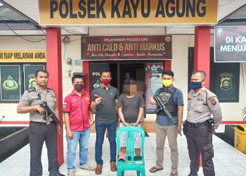Pelaku saat diamankan di Mapolsek Kayuagung. (IST)