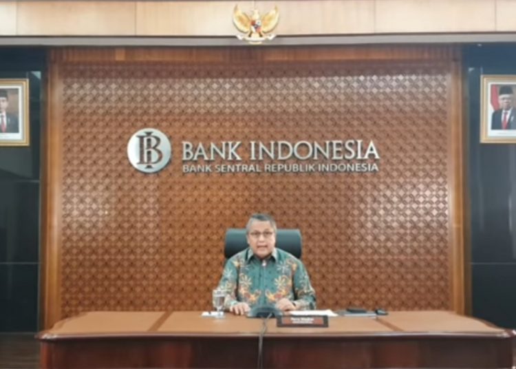 Gubernur Bank Indonesia Perry Warjiyo saat memberikan keterangan pers hasil rapat dewan gubernur (RDG) BI, Selasa (14/04). (fornews.co/bank indonesia)