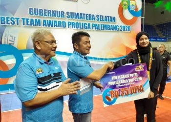 Direktur Utama Bank Sumsel Babel Achmad Syamsudin (kiri) saat mendampingi Gubernur Sumsel Herman Deru pada Proliga 2020 Seri Palembang, Februari lalu. (fornews.co/iwan setiawan)