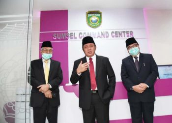 Gubernur Sumsel Herman Deru didampingi Wakil Gubernur Mawardi Yahya dan Sekda Nasrun Umar memberikan keterangan usai rapat paripurna secara virtual dari Sumsel Command Center, Senin (20/04). (fornews.co/humas provinsi sumsel)