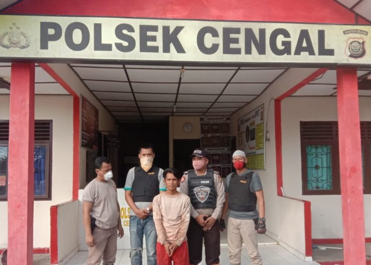 Tersangka saat diamankan di Mapolsek Cengal. (IST)