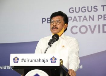 Menteri Komunikasi dan Informatika (Menkominfo) Johnny G Plate memberikan keterangan resminya di Media Center Gugus Tugas Percepatan Penanganan COVID-19, Graha Badan Nasional Penanggulangan Bencana (BNPB) Jakarta, Sabtu (18/04). (fornews.co/humas bnpb)