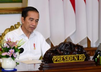 Presiden Joko Widodo saat memimpin rapat terbatas mengenai tindak lanjut antisipasi kebutuhan bahan pokok yang digelar melalui telekonferensi dari Istana Kepresidenan Bogor, Jawa Barat, Selasa (28/04). (fornews.co/humas kemensetneg)
