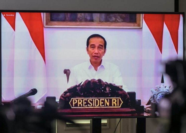 Presiden Jokowi saat memberikan arahan pada Rapat Terbatas (Ratas), Kamis (30/4). (fornews.co/humas ibrahim).
