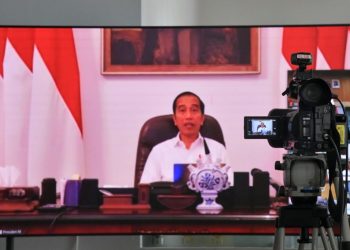 Presiden saat memberikan pengantar pada Ratas mengenai Efektivitas Penyaluran Program Jaring Pengaman Sosial, Selasa (7/4), melalui Konferensi Video dari Istana Merdeka, Provinsi DKI Jakarta. (Foto: Humas/Ibrahim).