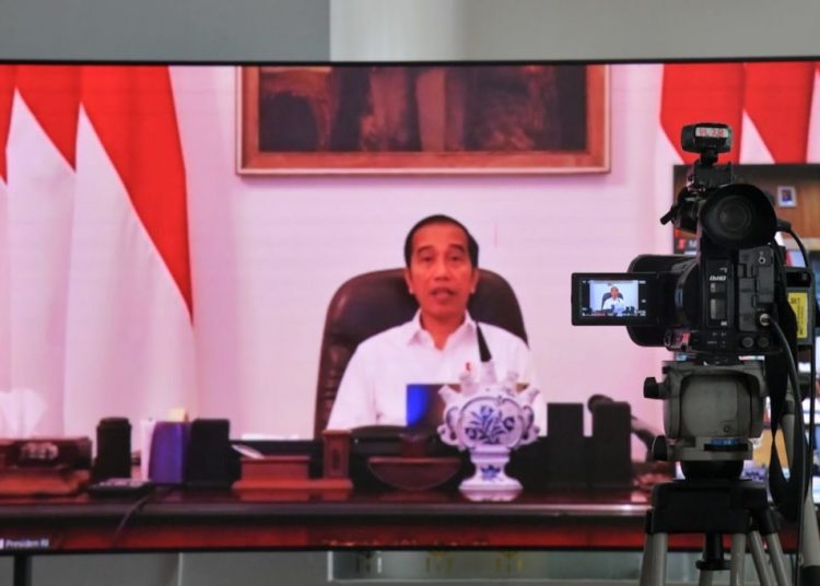 Presiden saat memberikan pengantar pada Ratas mengenai Efektivitas Penyaluran Program Jaring Pengaman Sosial, Selasa (7/4), melalui Konferensi Video dari Istana Merdeka, Provinsi DKI Jakarta. (Foto: Humas/Ibrahim).