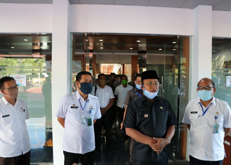 Pelaksana tugas (Plt) Bupati Muara Enim, Juarsah saat memberikan keterangan pers. Foto: Fornews.co/Istimewa