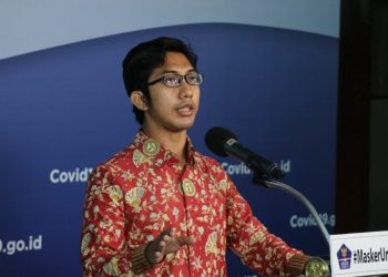Nurdiansyah, salah seorang perawat RSPI Sulianti Saroso mengisahkan kesehariannya menangani pasien COVID-19 di Graha BNPB, Jakarta, Minggu (19/04). (fornews.co/humas bnpb)
