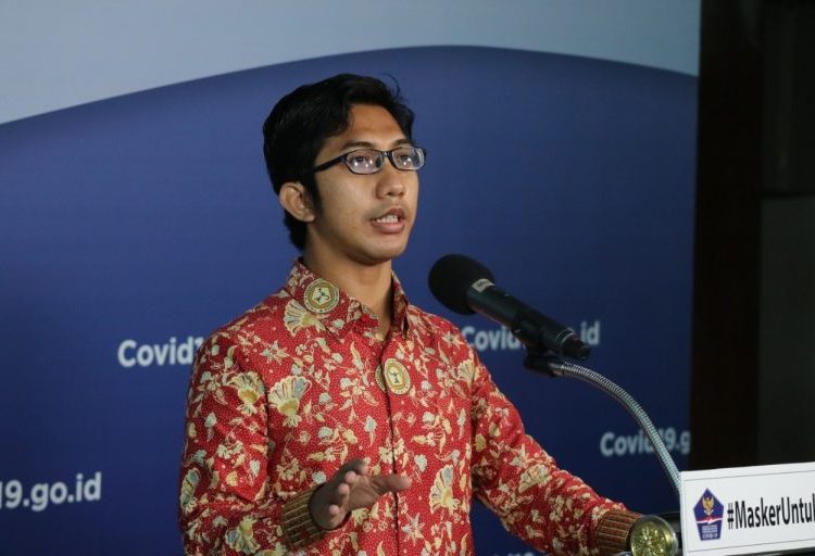 Nurdiansyah, salah seorang perawat RSPI Sulianti Saroso mengisahkan kesehariannya menangani pasien COVID-19 di Graha BNPB, Jakarta, Minggu (19/04). (fornews.co/humas bnpb)