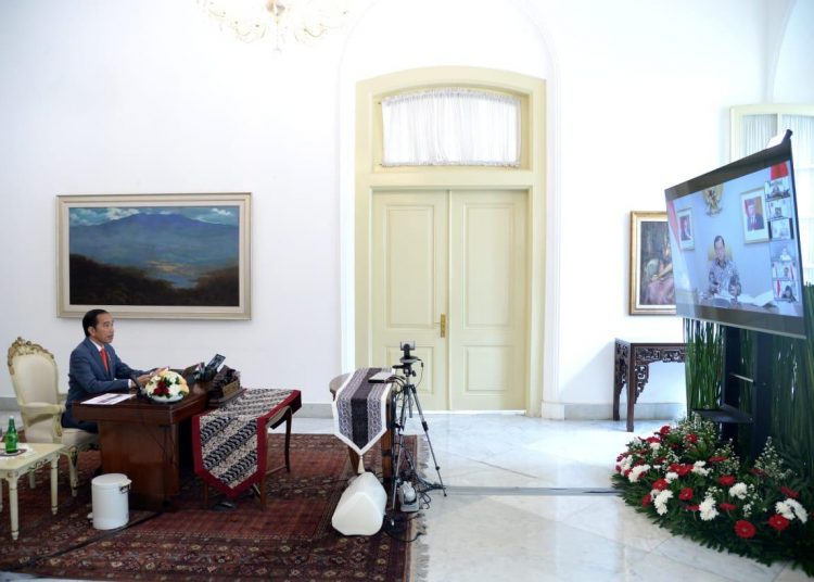 Presiden Joko Widodo saat memimpin sidang kabinet paripurna yang digelar melalui telekonferensi dari Istana Kepresidenan Bogor, Jawa Barat, Selasa (14/04). (fornews.co/humas kemensetneg)
