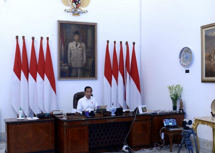 Presiden Joko Widodo saat memimpin rapat terbatas melalui telekonferensi dari Istana Merdeka, Jakarta, Senin (06/04). (humas kemensetneg)