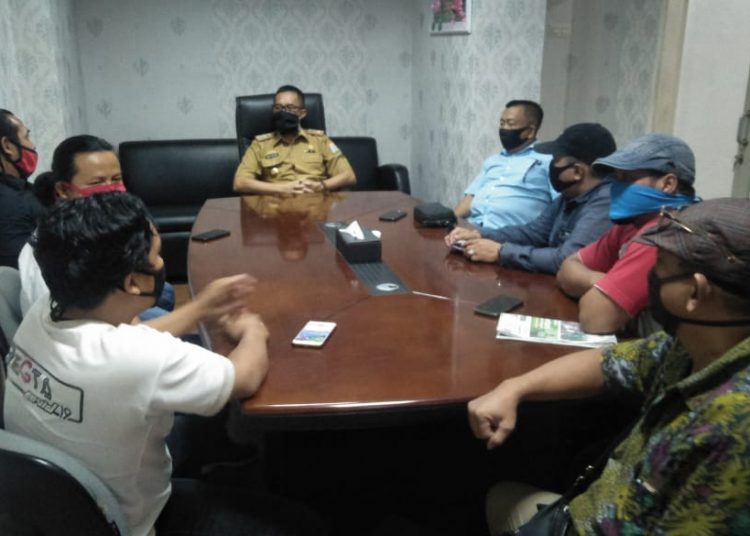 perwakilan relawan COVID-19 Palembang saat melakukan kunjungan ke gugus tugas penanganan COVID-19 di Palembang. Foto: Fornews.co/Istimewa
