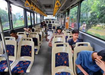 Belasan warga Palembang yang kedapatan tidak mengenakan masker terjaring saat melintas di Jalan Gubernur HA Bastari, Jakabaring, Palembang, Kamis (30/04). (fornews.co/rusli gumay)